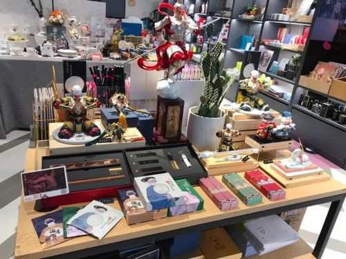 芳华纪元沉香产品入驻唐宁书店，香韵与书香共筑文化新空间